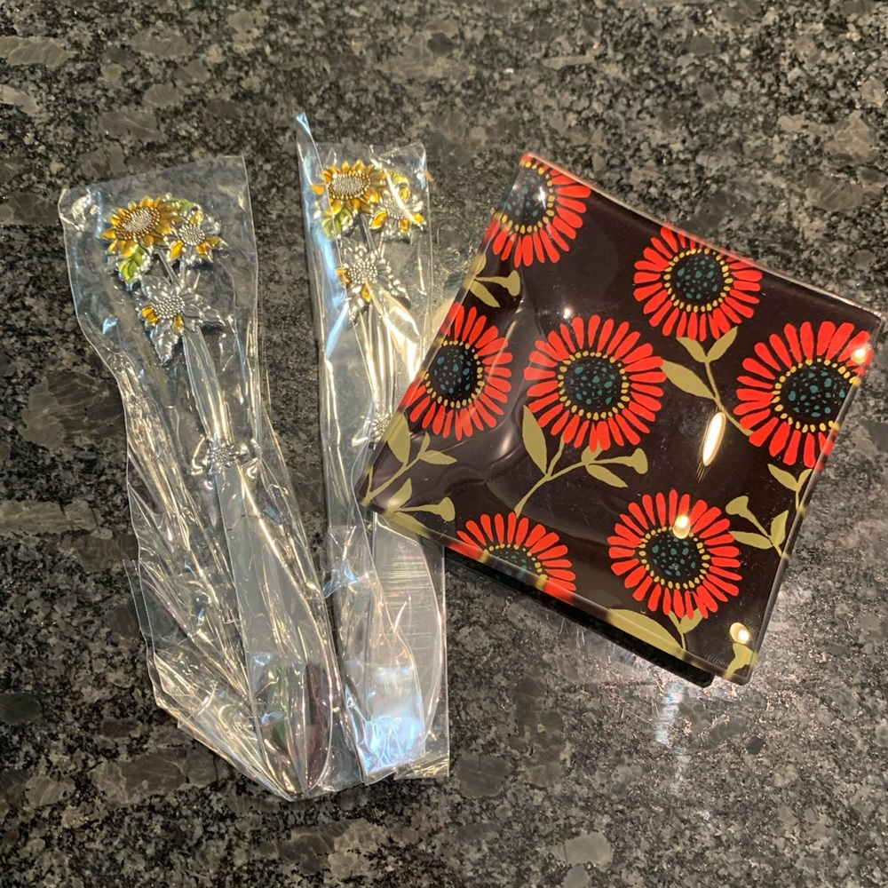 Decorative Sunflower mini plate & two sunflower GANZ cheese spreaders